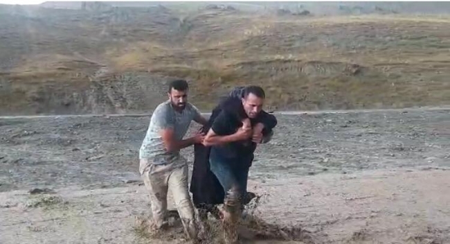 Sel nedeniyle kapanan Van-Hakkari kara yolu ulaşıma açıldı